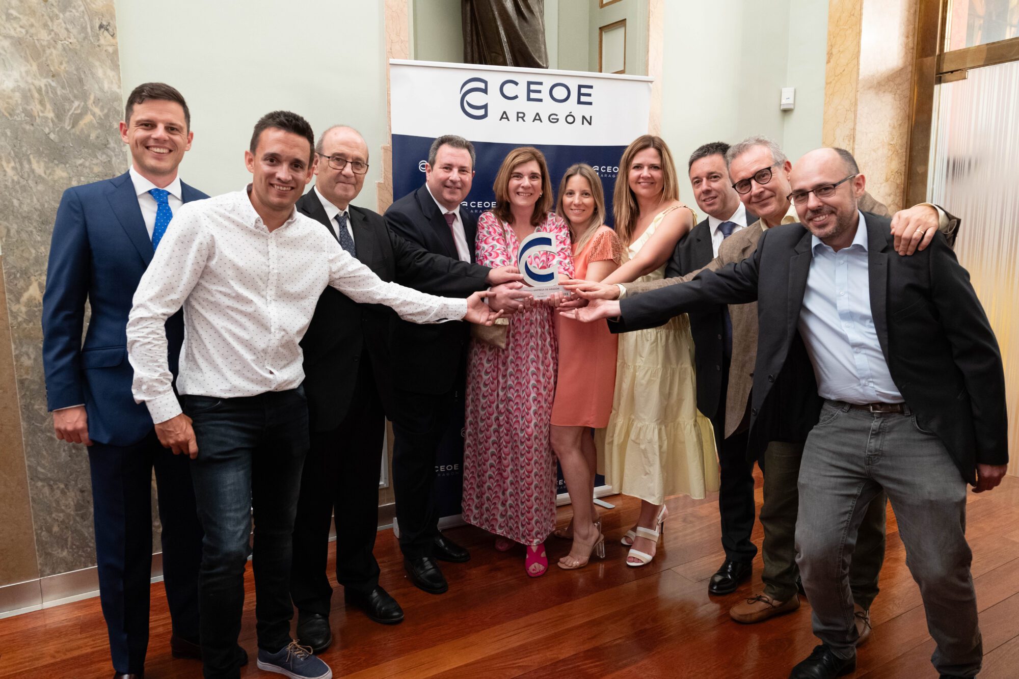 Trabajadores de Ebroacero posan con el premio PYME de la CEOE